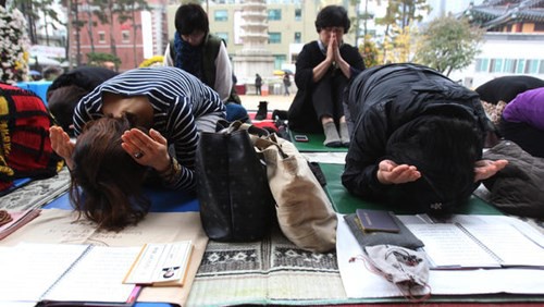 Bạn sẽ chẳng than vãn thi cử áp lực nữa nếu biết học sinh ở những quốc gia này còn phải trải qua kỳ thi khốc liệt hơn nhiều