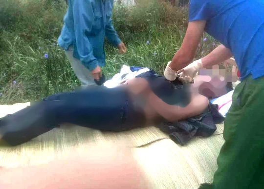 Phát hiện nam thanh niên tử vong, xe máy đè lên người