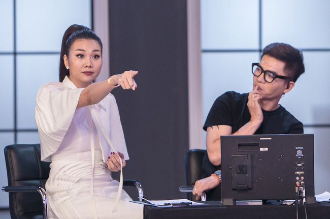 The Face Vietnam: Võ Hoàng Yến giận cá chém thớt, nổi nóng đập bàn dằn mặt Nam Trung The Face Vietnam: Võ Hoàng Yến giận cá chém thớt, nổi nóng đập bàn dằn mặt Nam Trung