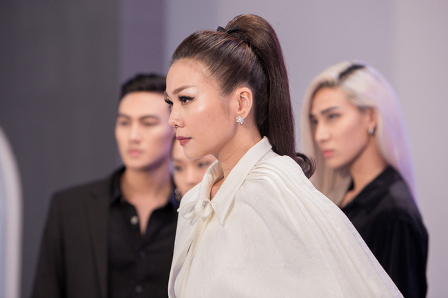 The Face Vietnam: Võ Hoàng Yến giận cá chém thớt, nổi nóng đập bàn dằn mặt Nam Trung The Face Vietnam: Võ Hoàng Yến giận cá chém thớt, nổi nóng đập bàn dằn mặt Nam Trung