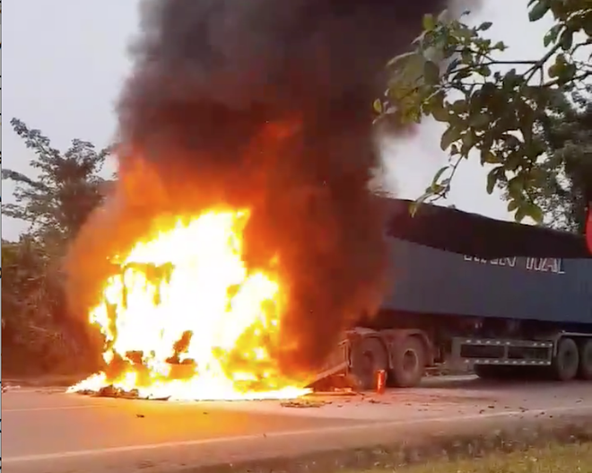 Thấy khói bốc lên nghi ngút khi đang lên dốc, tài xế cùng phụ xe đạp cửa chạy thoát thân