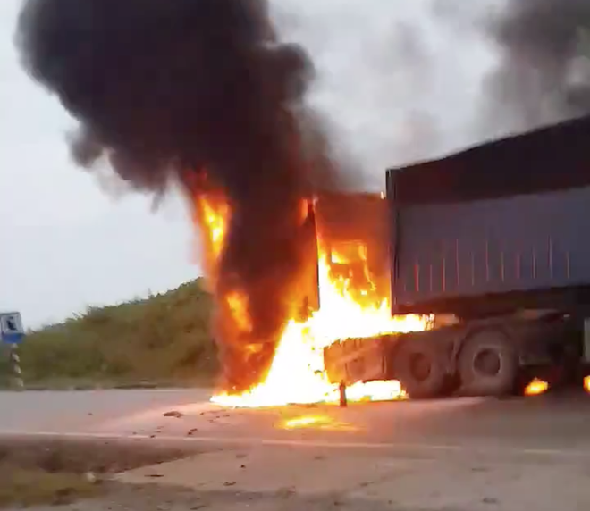 Thấy khói bốc lên nghi ngút khi đang lên dốc, tài xế cùng phụ xe đạp cửa chạy thoát thân