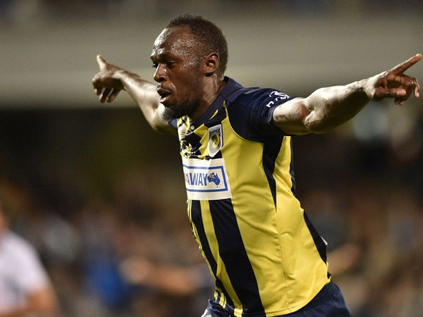 Lần đầu đá chính, Usain Bolt lập cú đúp đưa đội nhà thắng tưng bừng