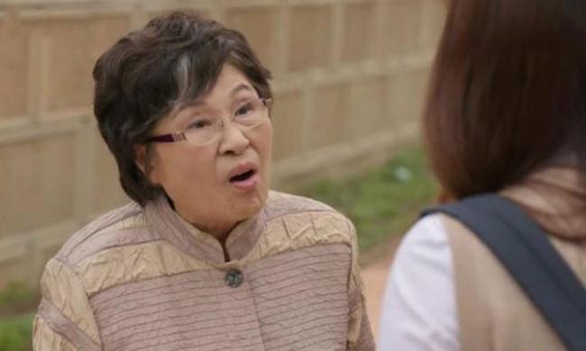 Dắt con dâu mới bầu bí về ép tôi ly hôn, mẹ chồng sốc nặng khi tôi cười lớn rồi đưa bà một tờ giấy Dắt con dâu mới bầu bí về ép tôi ly hôn, mẹ chồng sốc nặng khi tôi cười lớn rồi đưa bà một tờ giấy