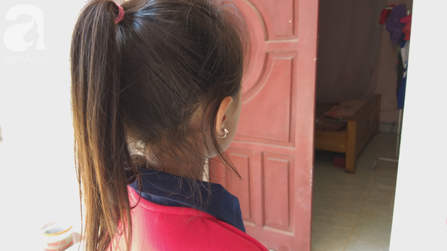Bé gái 6 tuổi thơ ngây kể lại giây phút bị hàng xóm kéo vào buồng xâm hại