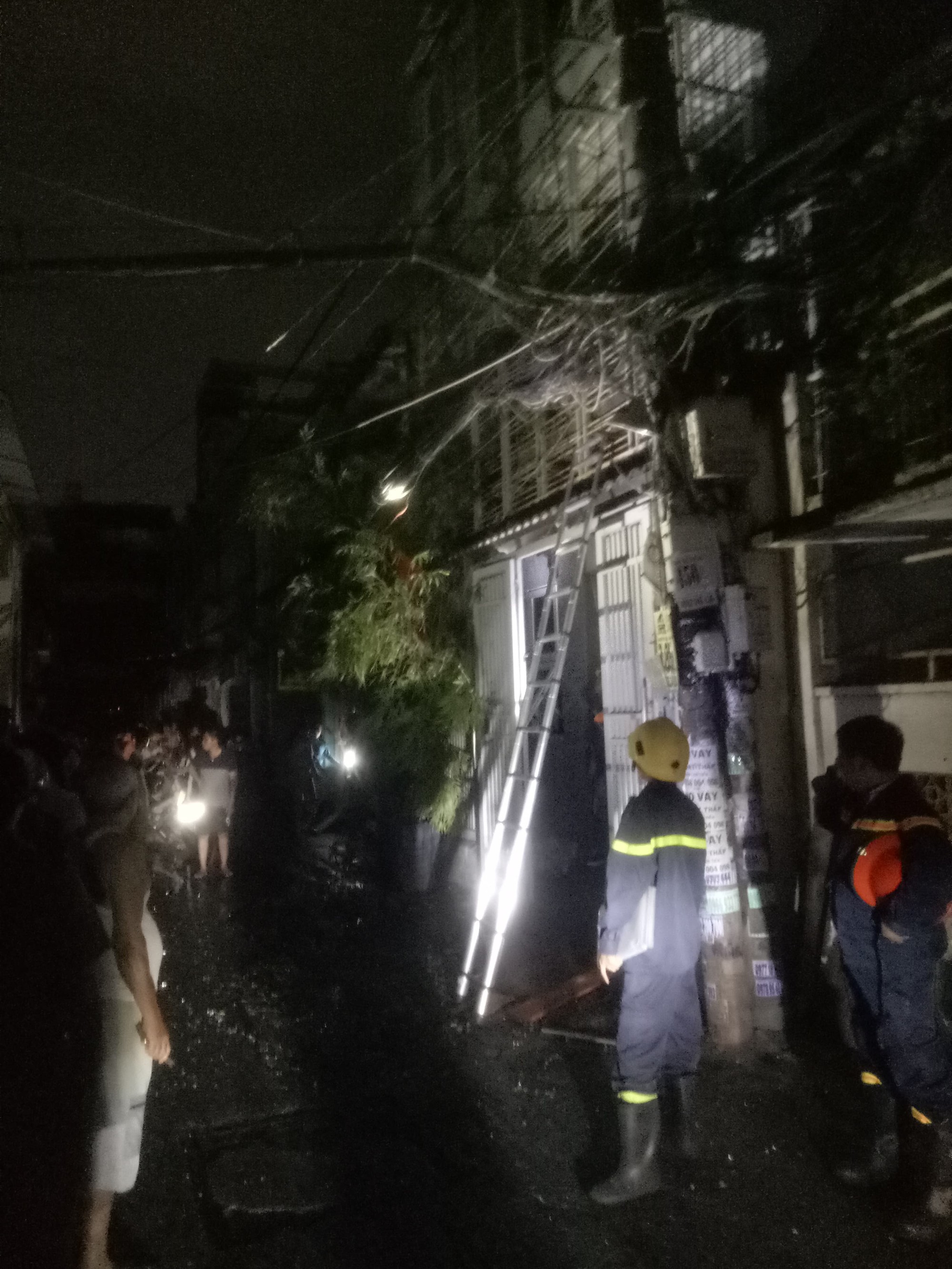 Nhà 4 tầng rào kiểu chuồng cọp ở Sài Gòn bốc cháy, đội PCCC gặp khó khăn để tiếp cận dập lửa