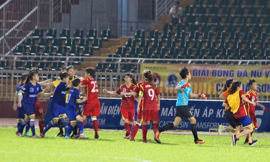 Cầu thủ nữ đánh nhau, VFF nói chưa được cấp dưới báo cáo!