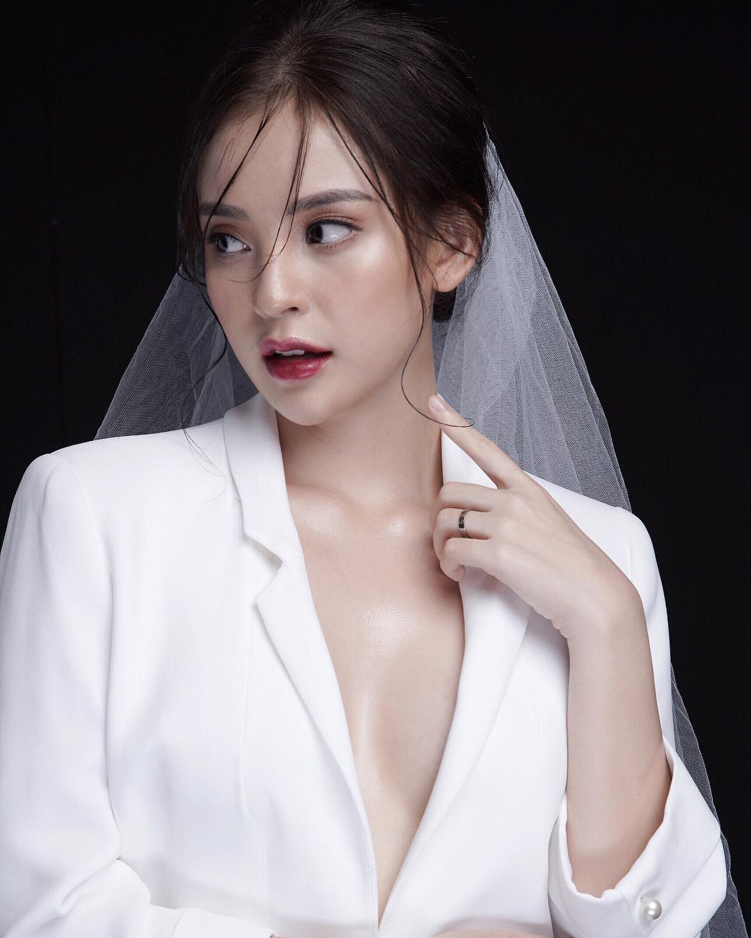 Em họ hậu vệ Bùi Tiến Dũng: Xinh đẹp, có cuộc sống sang chảnh không thua gì Rich Kid