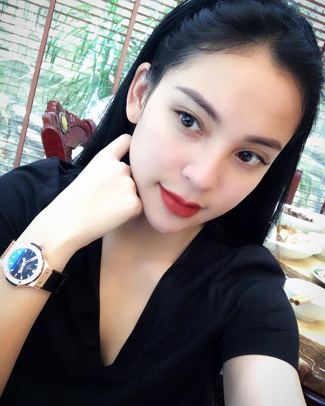 Em họ hậu vệ Bùi Tiến Dũng: Xinh đẹp, có cuộc sống sang chảnh không thua gì Rich Kid