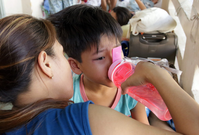 Một ngày ở BV Nhi tại Sài Gòn: Bệnh nhân nằm phơi nắng, phơi sương dọc hành lang bệnh viện