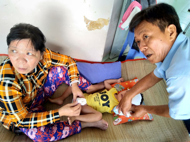 Một ngày ở BV Nhi tại Sài Gòn: Bệnh nhân nằm phơi nắng, phơi sương dọc hành lang bệnh viện