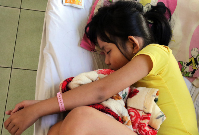 Một ngày ở BV Nhi tại Sài Gòn: Bệnh nhân nằm phơi nắng, phơi sương dọc hành lang bệnh viện