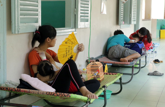 Một ngày ở BV Nhi tại Sài Gòn: Bệnh nhân nằm phơi nắng, phơi sương dọc hành lang bệnh viện