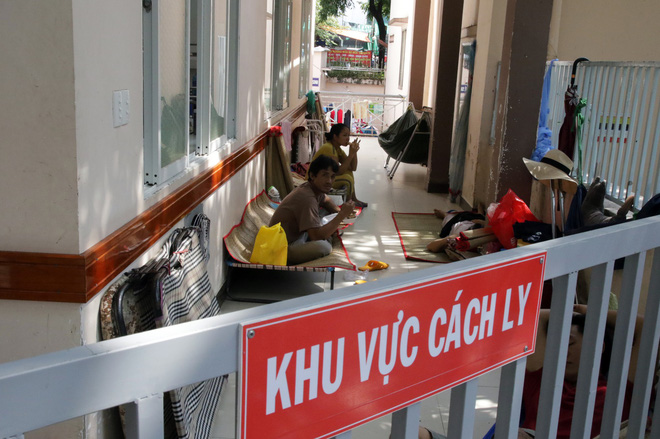 Một ngày ở BV Nhi tại Sài Gòn: Bệnh nhân nằm phơi nắng, phơi sương dọc hành lang bệnh viện