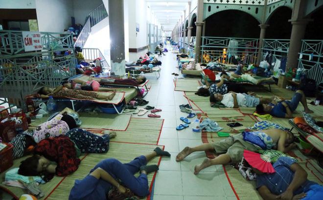 Một ngày ở BV Nhi tại Sài Gòn: Bệnh nhân nằm phơi nắng, phơi sương dọc hành lang bệnh viện