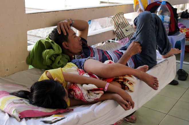 Một ngày ở BV Nhi tại Sài Gòn: Bệnh nhân nằm phơi nắng, phơi sương dọc hành lang bệnh viện