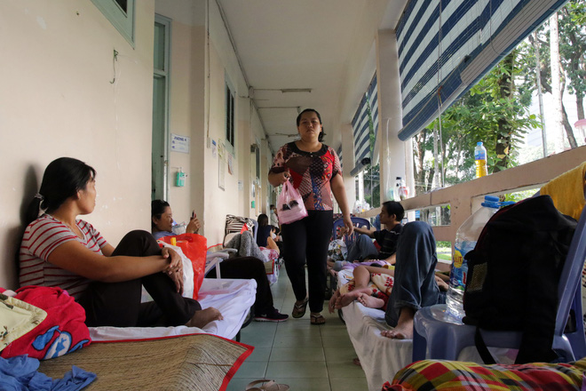 Một ngày ở BV Nhi tại Sài Gòn: Bệnh nhân nằm phơi nắng, phơi sương dọc hành lang bệnh viện
