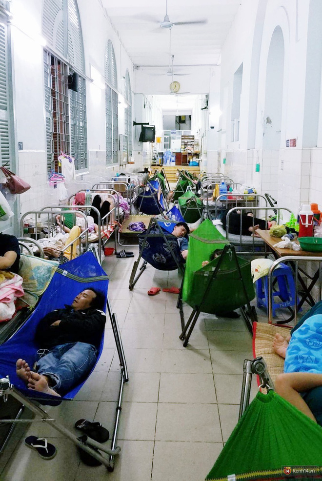 Đêm ở Bệnh viện Nhi Đồng mùa dịch: Khắp lối đi trở thành chỗ ngủ, nhiều gia đình chấp nhận nằm gần nhà vệ sinh bốc mùi