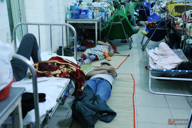 Đêm ở Bệnh viện Nhi Đồng mùa dịch: Khắp lối đi trở thành chỗ ngủ, nhiều gia đình chấp nhận nằm gần nhà vệ sinh bốc mùi