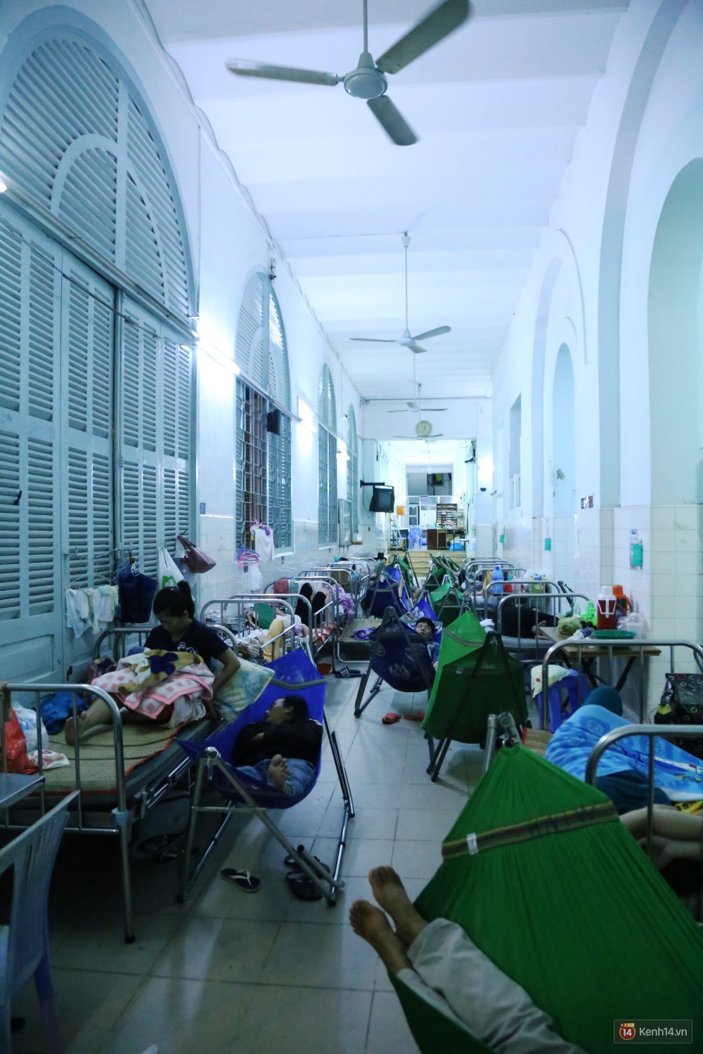 Đêm ở Bệnh viện Nhi Đồng mùa dịch: Khắp lối đi trở thành chỗ ngủ, nhiều gia đình chấp nhận nằm gần nhà vệ sinh bốc mùi