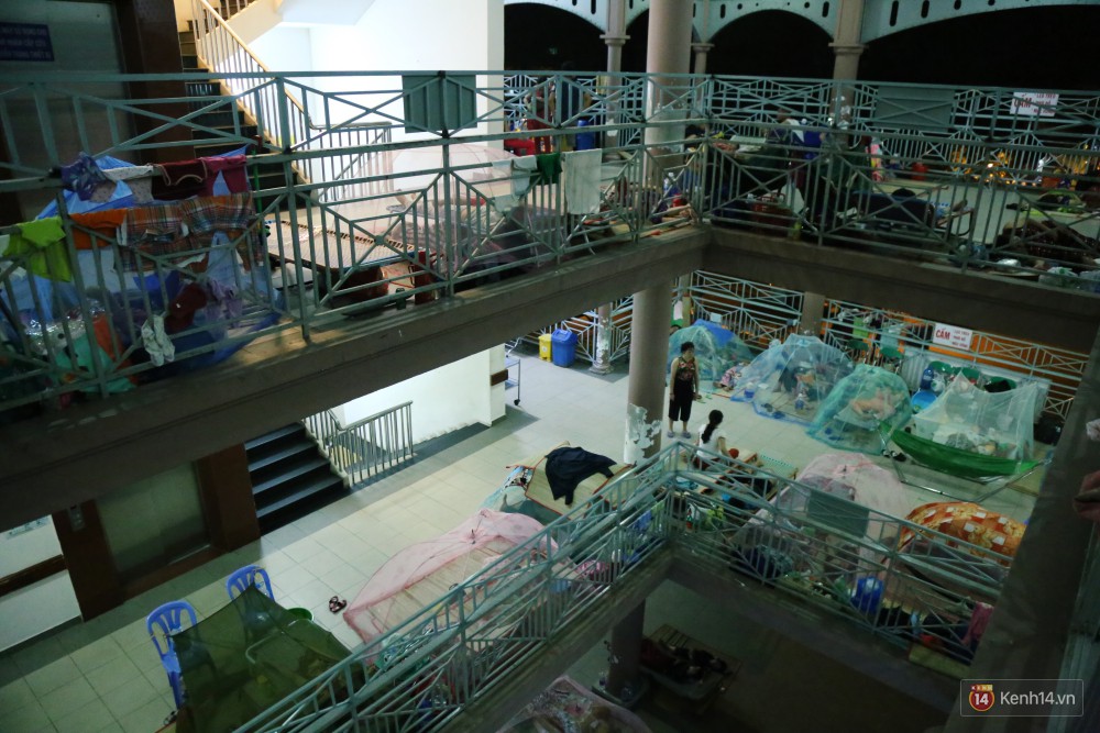 Đêm ở Bệnh viện Nhi Đồng mùa dịch: Khắp lối đi trở thành chỗ ngủ, nhiều gia đình chấp nhận nằm gần nhà vệ sinh bốc mùi