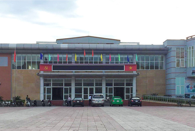 Cách chức giám đốc trung tâm văn hóa đánh nữ nhân viên