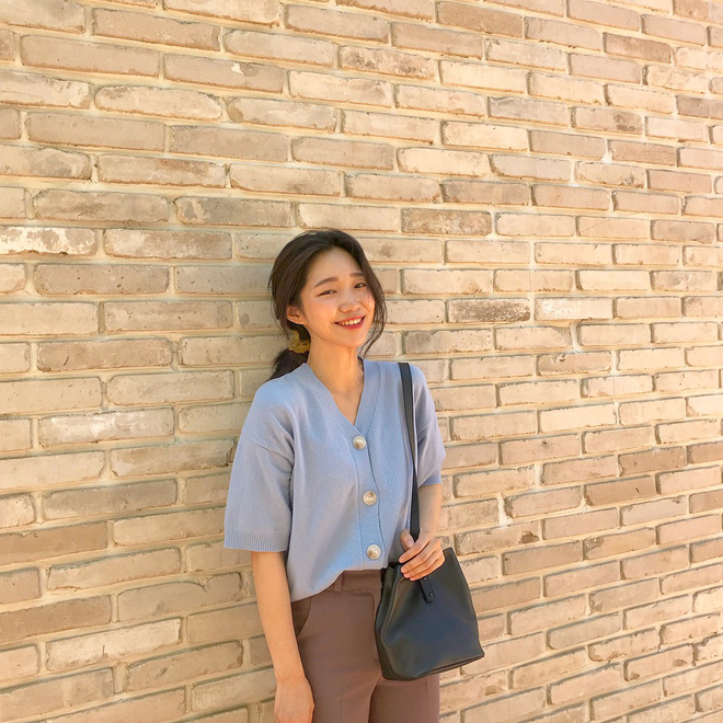 Cardigan giờ không chỉ để khoác ngoài mà còn được tận dụng làm áo len chui đầu xinh bá cháy