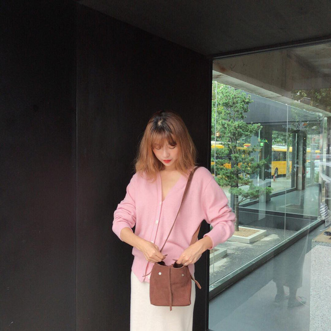 Cardigan giờ không chỉ để khoác ngoài mà còn được tận dụng làm áo len chui đầu xinh bá cháy