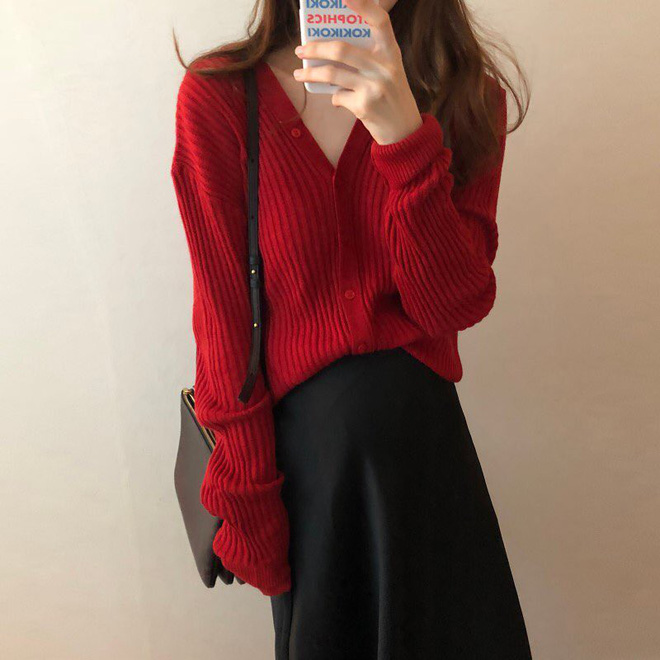 Cardigan giờ không chỉ để khoác ngoài mà còn được tận dụng làm áo len chui đầu xinh bá cháy