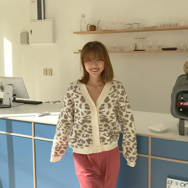 Cardigan giờ không chỉ để khoác ngoài mà còn được tận dụng làm áo len chui đầu xinh bá cháy