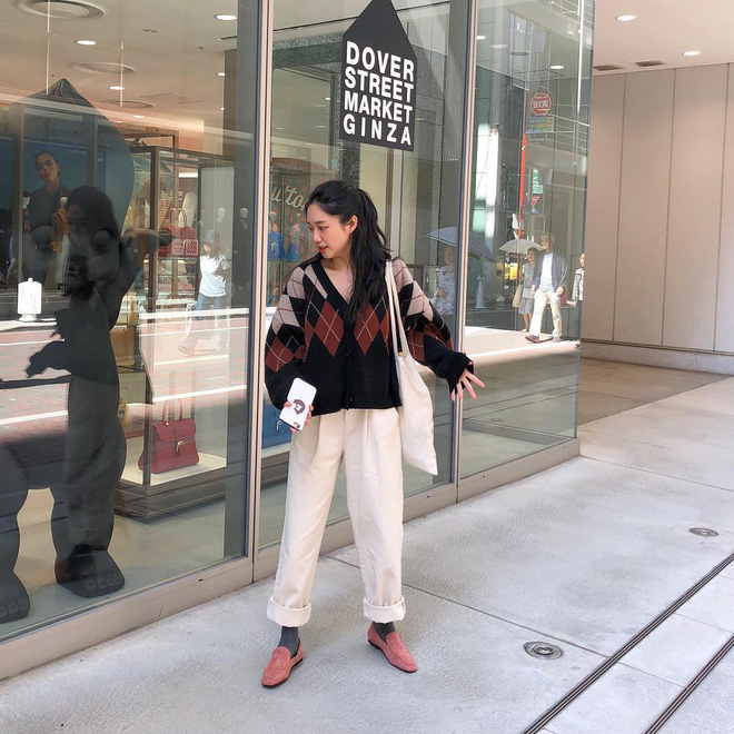 Cardigan giờ không chỉ để khoác ngoài mà còn được tận dụng làm áo len chui đầu xinh bá cháy