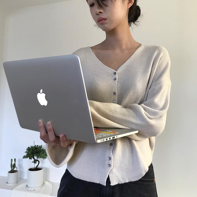 Cardigan giờ không chỉ để khoác ngoài mà còn được tận dụng làm áo len chui đầu xinh bá cháy