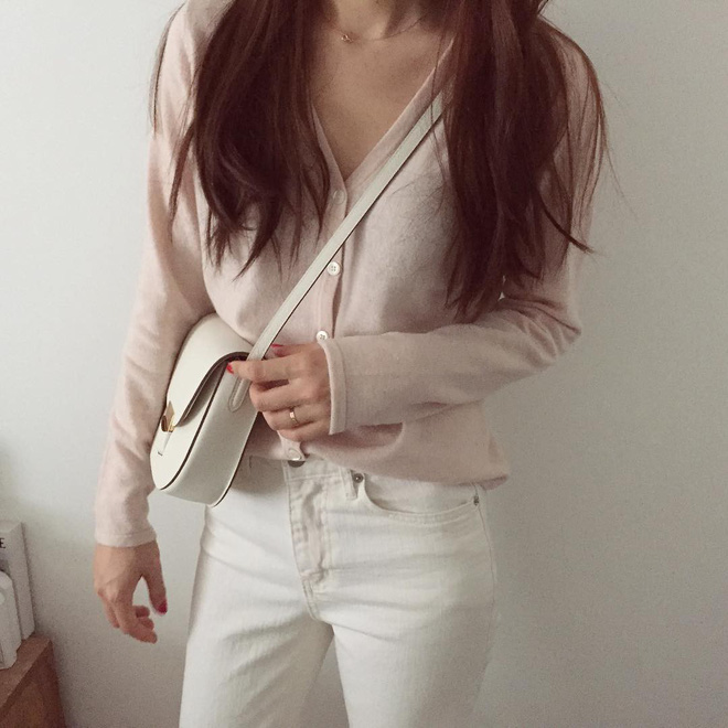 Cardigan giờ không chỉ để khoác ngoài mà còn được tận dụng làm áo len chui đầu xinh bá cháy