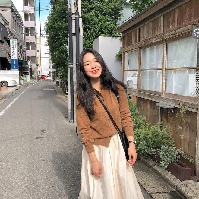 Cardigan giờ không chỉ để khoác ngoài mà còn được tận dụng làm áo len chui đầu xinh bá cháy