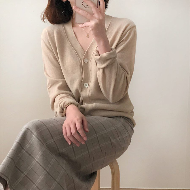 Cardigan giờ không chỉ để khoác ngoài mà còn được tận dụng làm áo len chui đầu xinh bá cháy