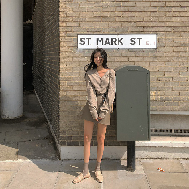 Cardigan giờ không chỉ để khoác ngoài mà còn được tận dụng làm áo len chui đầu xinh bá cháy