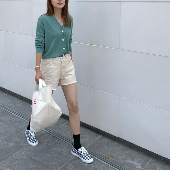 Cardigan giờ không chỉ để khoác ngoài mà còn được tận dụng làm áo len chui đầu xinh bá cháy