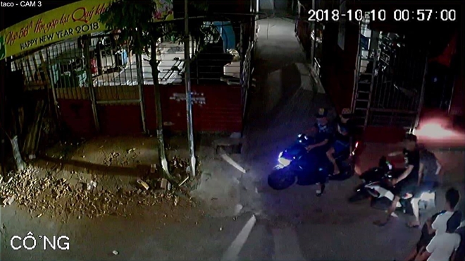 Một gia đình ở Hải Phòng nửa đêm bị đổ sơn đỏ vào cửa nhà