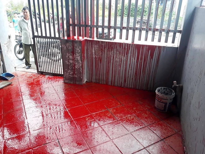 Một gia đình ở Hải Phòng nửa đêm bị đổ sơn đỏ vào cửa nhà