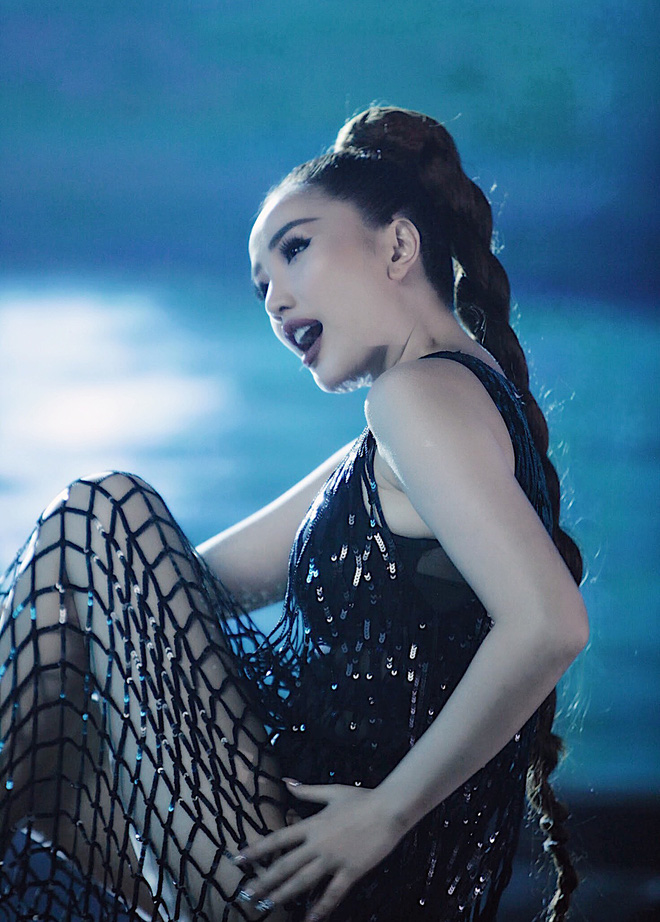 Bảo Thy giãy dụa trong bể nước ở MV comeback sau tin đồn giải nghệ Bảo Thy giãy dụa trong bể nước ở MV comeback sau tin đồn giải nghệ
