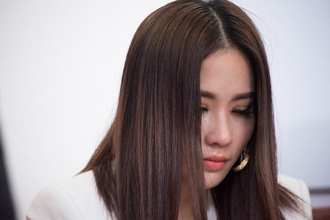 The Face tập 2: Chị gái Nam Em khóc nức nở khi bị Thanh Hằng mắng một màu The Face tập 2: Chị gái Nam Em khóc nức nở khi bị Thanh Hằng mắng một màu
