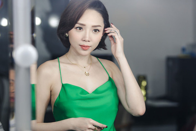 Tóc Tiên hốt hoảng cầu cứu khán giả khi bị trùng tên ca khúc mới với hit của Bích Phương Tóc Tiên hốt hoảng cầu cứu khán giả khi bị trùng tên ca khúc mới với hit của Bích Phương