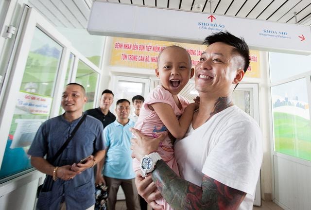 Tuấn Hưng vui vẻ đi diễn trở lại sau sự cố liveshow bị hủy sát giờ G Tuấn Hưng vui vẻ đi diễn trở lại sau sự cố liveshow bị hủy sát giờ G