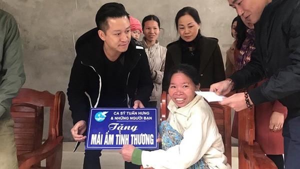 Tuấn Hưng vui vẻ đi diễn trở lại sau sự cố liveshow bị hủy sát giờ G Tuấn Hưng vui vẻ đi diễn trở lại sau sự cố liveshow bị hủy sát giờ G