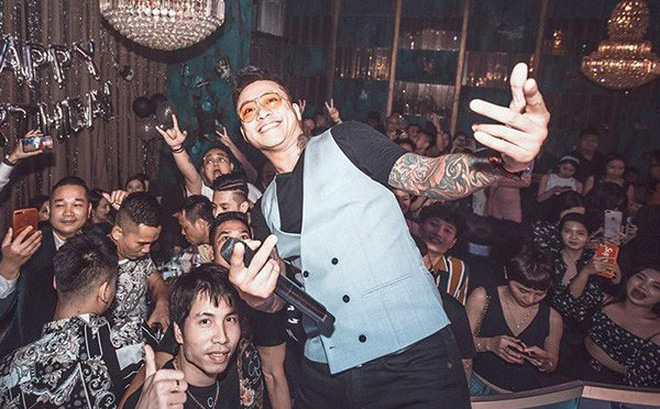 Tuấn Hưng vui vẻ đi diễn trở lại sau sự cố liveshow bị hủy sát giờ G Tuấn Hưng vui vẻ đi diễn trở lại sau sự cố liveshow bị hủy sát giờ G