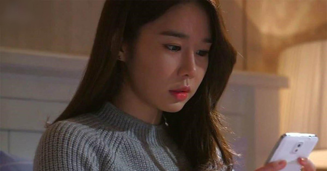 Hễ về nhà là chồng để điện thoại ở chế độ im lặng, vợ trẻ chết lặng khi tra rõ ngọn ngành