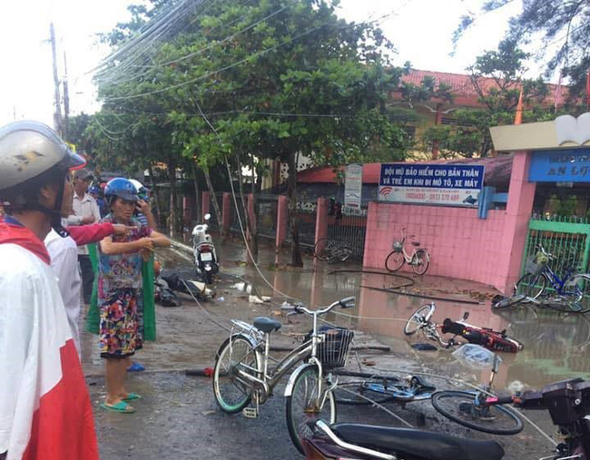 Long An: Thương tâm nhóm học sinh bị dây điện rớt trúng khi sét đánh, 2 em chết, 4 em bị thương ngay trước cổng trường