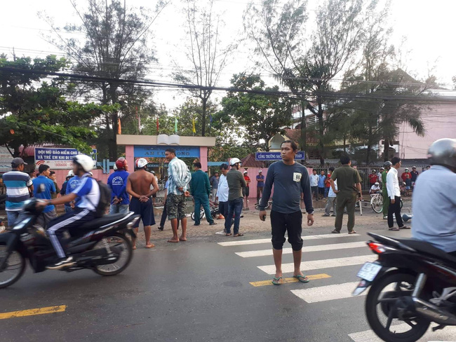 Long An: Thương tâm nhóm học sinh bị dây điện rớt trúng khi sét đánh, 2 em chết, 4 em bị thương ngay trước cổng trường