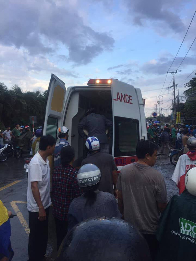 Long An: Thương tâm nhóm học sinh bị dây điện rớt trúng khi sét đánh, 2 em chết, 4 em bị thương ngay trước cổng trường