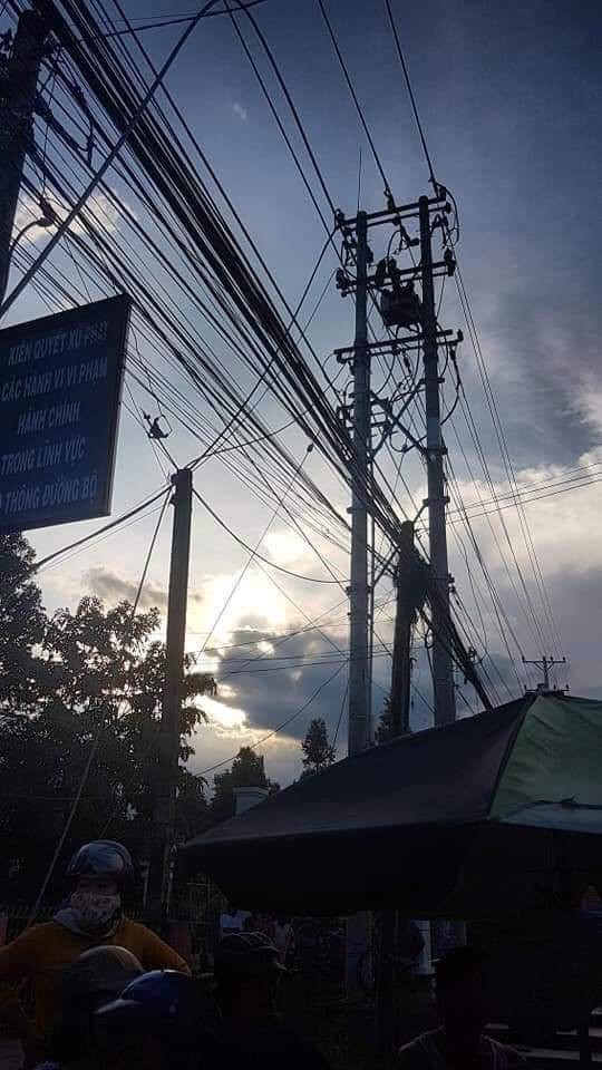 Long An: Thương tâm nhóm học sinh bị dây điện rớt trúng khi sét đánh, 2 em chết, 4 em bị thương ngay trước cổng trường
